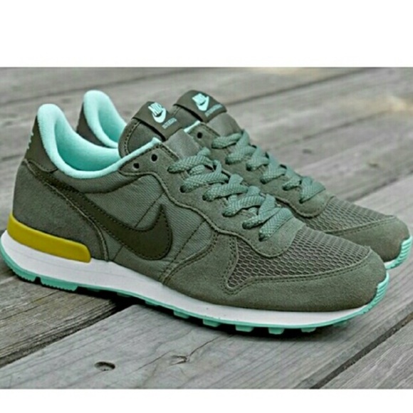 nike internationalist green womens